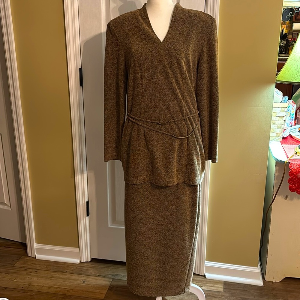 Joseph Ribkoff Women’s two
Piece skirt set